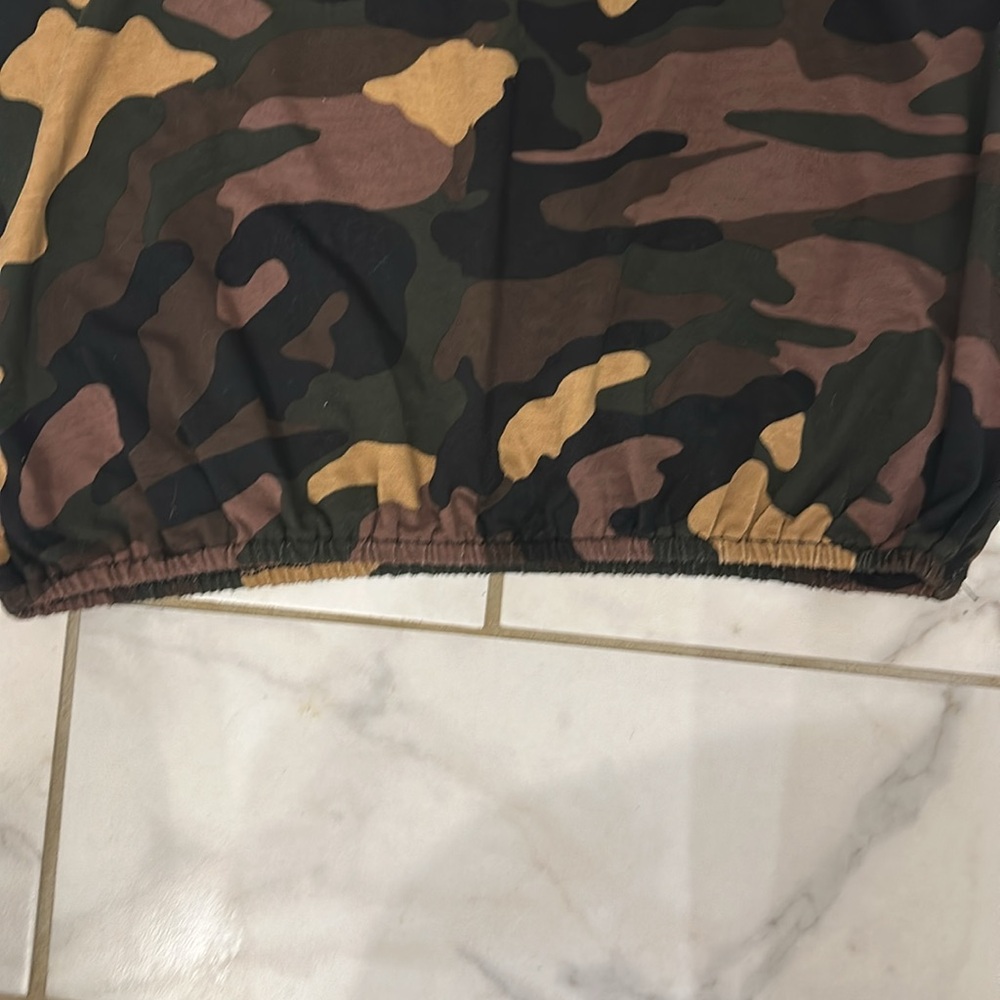 Bar III Sleevless camo elastic waist top - Picture 2 of 5